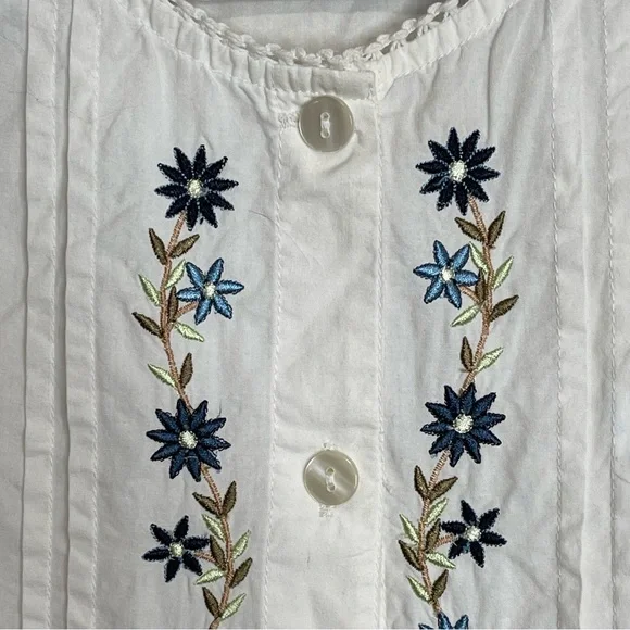 New Direction Floral Embroidered White Top Crochet Sleeveless Button Up Size M - Picture 5 of 10